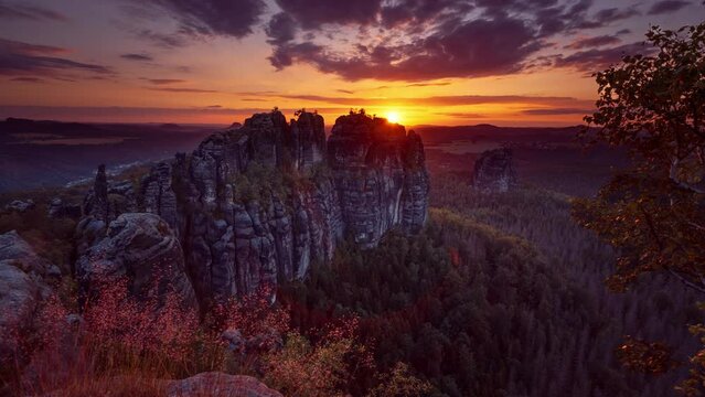 Nationalpark S&auml;chsische Schweiz: Faszinierender  Blick &uuml;bers Elbsandsteingebirge abends zum Sonnenuntergang von der Schrammsteinaussicht auf Torsteinkette Vorderen, Hinteren Torstein und Falkenstein.
