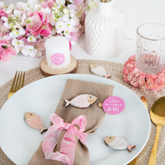 Tischdekoration in rosa weiß mit Fischen aus Holz zur Deko an Kommunion und Taufe