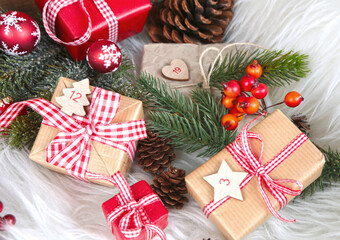 Fototapeta na wymiar Dekoration Weihnachten: Geschenke und Adventskalender