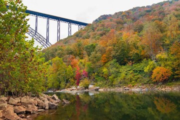 Fototapeta premium Beautiful shot of a colorful autumn landscape with a bridge in New River Gorge National Park