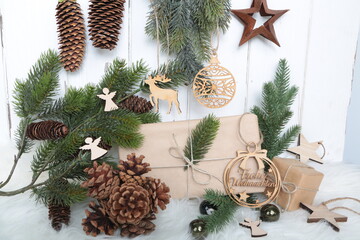 Weihnachtliche Dekoration in grün, weiß und natur mit Sterne, Engel, Zweigen und Geschenk