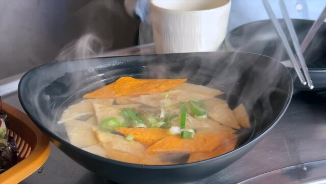 한국 돼지 고깃집에 가면 무료로 주는 사이드 메뉴이디. 오뎅탕이라고 불리면 칼칼한 맛이다