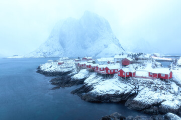 Hamnoy auf den Lofoten im Winter und Nebel