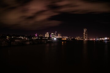 Obraz na płótnie Canvas Scenic view of a coastal city skyline during nightime