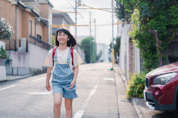 ランドセルで下校をする小学生の女の子