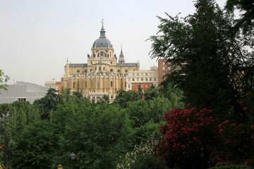 Obraz premium Madrid, Spain - June 16, 2022: Royal Palace in Madrid with green trees foreground