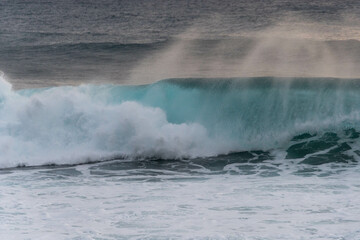 Sich überschlagene Wellen mit Gischt und Schaum im Meer