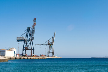 Fototapeta premium muelle de carga con dos grúas grandes y contenedores