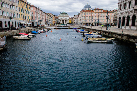 Canale Ponterosso in Triest: Eine malerische Wasserstra&szlig;e in der Altstadt