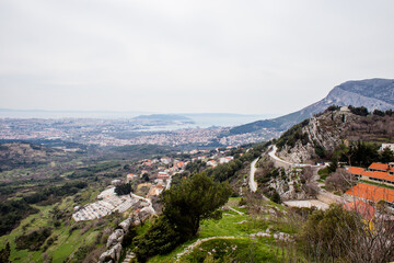 Über den Horizont hinaus: Weitläufiger Blick von der Festung Klis auf die umgebende Region - obrazy, fototapety, plakaty