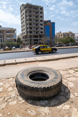 pneus dans la rue de la métropole de Dakar au Sénégal en Afrique de l'Ouest