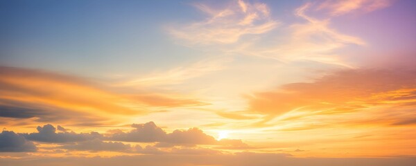 美しい夕焼けの空と雲のパノラマビュー