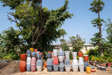 vendeur de plantes et de pots de fleurs dans la rue à Dakar au Sénégal en Afrique de l'Ouest