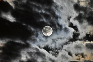 A Noite Monocromática: Lua Cheia entre Nuvens em Tons de Cinza