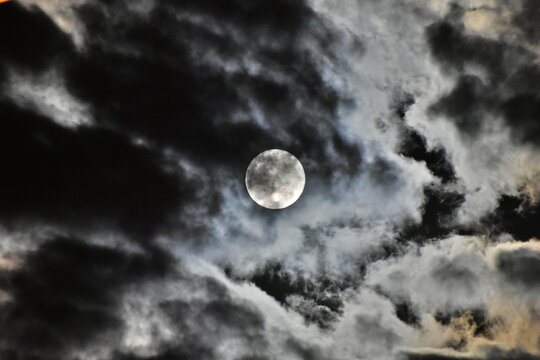 A Noite Monocrom&aacute;tica: Lua Cheia entre Nuvens em Tons de Cinza