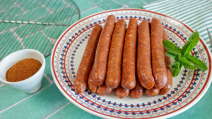 plusieurs merguez cru, en gros plan, dans une assiette	