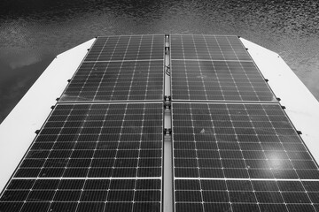 Moderne Photovoltaik auf dem Dach eines Hausboot im Sommer im Yachthafen an der Mosel zwischen...