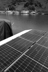 Moderne Photovoltaik auf dem Dach eines Hausboot im Sommer im Yachthafen an der Mosel zwischen...