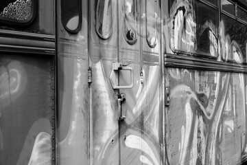 Ausrangierter Schienenbus Triebwagen mit Graffiti auf dem Abstellgleis am Bahnhof in...