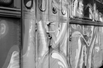 Ausrangierter Schienenbus Triebwagen mit Graffiti auf dem Abstellgleis am Bahnhof in...