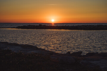 Obraz premium Sunset Over a Watery Peninsula