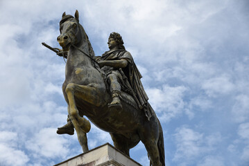 Statue équestre de Louis XIV en empereur romain à Montpellier. France	
