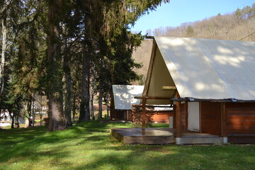 Lodge canadienne du camping municipal d'Avallon, dans l'Yonne (bourgogne), en France.