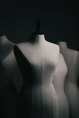mannequins de couture dans l'ombre