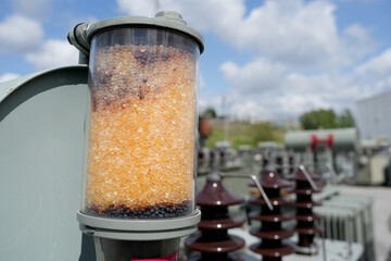 Silica gel is used as a moisture level indicator of transformer oil.