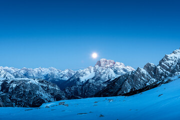 il monte cristallo visto dalla torre toblin, illuminato dalla luna piena appena prima dell'alba