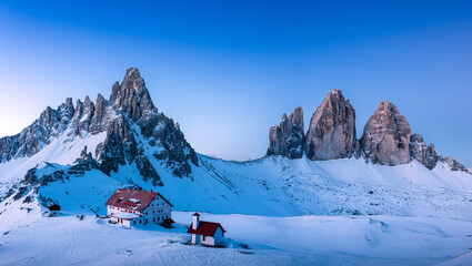 panorama all'alba delle tre cime di lavaredo viste dalla torre di toblin, con vista su monte paterno e rifugio locatelli