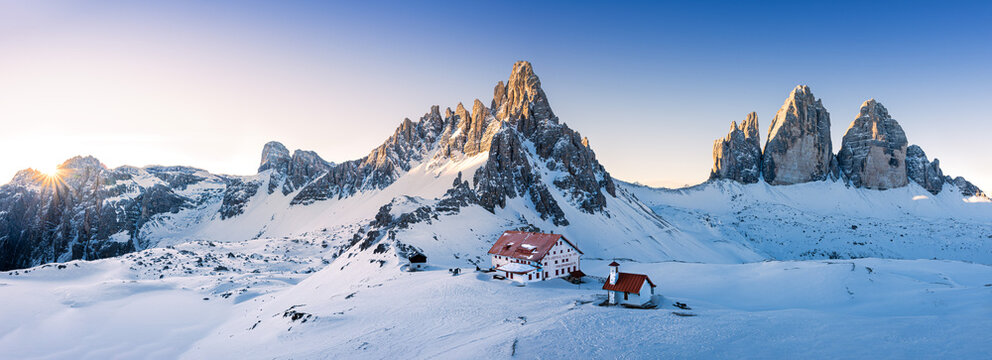 panorama all'alba delle tre cime di lavaredo viste dalla torre di toblin, con vista su monte paterno e rifugio locatelli