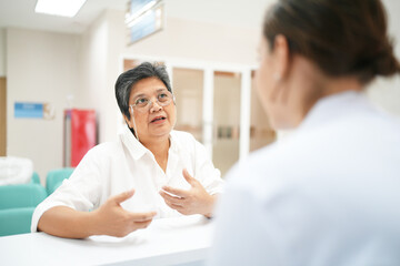 Fototapeta premium Attentive female doctor explains diagnosis to patient, gives professional consultancy