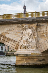 Obraz premium Pont des Invalides bridge from the Seine, in Paris, France