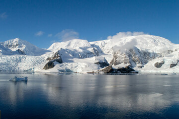 Fototapeta na wymiar Snowed mountains at the antarctica. glaciers and ice is melting