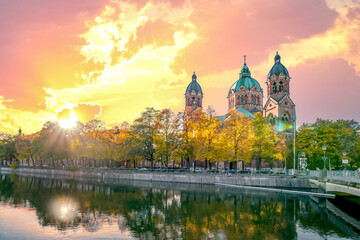 Fototapeta na wymiar Sankt Lukas Kirche am Isarufer, Muenchen, Bayern, Deutschland 