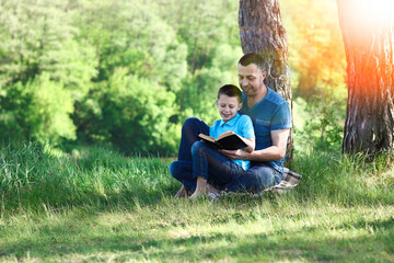 Naklejka na ściany i meble father and child reading the bible