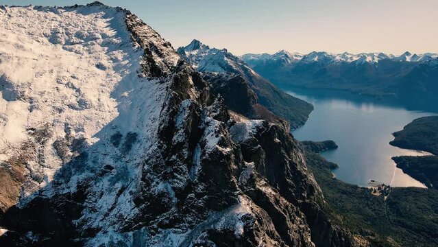 Vuelos de drone épicos sobre las montañas de la Patagonia en invierno.