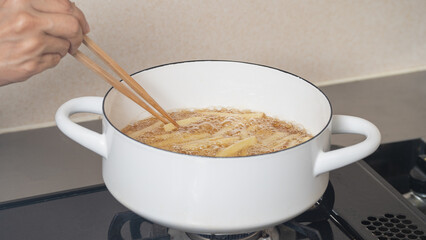 フライドポテト(細切り)を揚げる　調理シーン