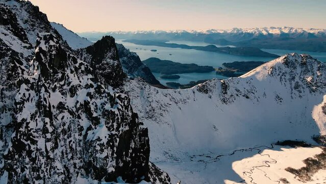 Vuelos de drone épicos sobre las montañas de la Patagonia en invierno.