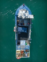Fototapeta na wymiar vue aérienne d'un bateau de pèche à Gouville sur mer