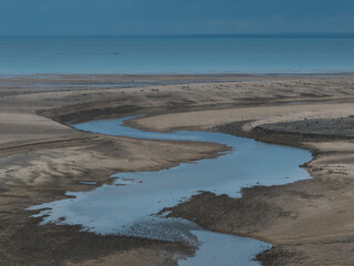 La rivière du Moulin de Gouville à son embouchure dans le Havre de Blainville