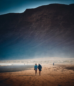 Paseo por la playa en Lanzarote, Espa&ntilde;a