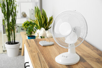 Modern electric fan on table in living room - obrazy, fototapety, plakaty