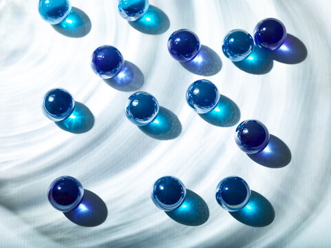 ビー玉　ガラス玉　水　波紋　波