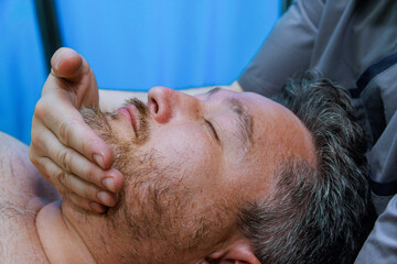 Obraz premium Manual therapist expertise lies in their ability to perform anti-aging face massages using precise hand movements techniques.