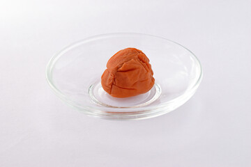 日本の伝統食　白背景の梅干し　コピースペースあり Japanese traditional food, Umeboshi on white background, copy space available