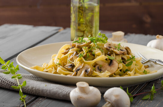 fettuccine with garlic and mushrooms