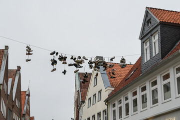 Schuhe wurde auf einer Leine aufgehängt, Altstadt von Lüneburg, Niedersachsen, Deutschland