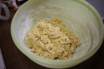 サーターアンダギーを作る様子